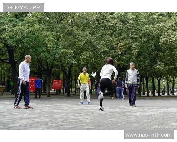 从手足无措到游刃有余,齐达内在公园学着踢毽子